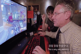 Bị dụ vào quán net Hàn Quốc chơi, ông bác chơi game bắn súng còn thấy... sợ