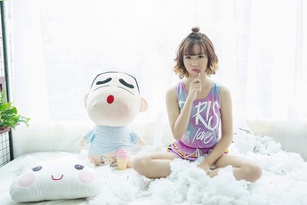 [VIDEO] Hotgirl Linhzuto "run như cầy sấy" khi chơi thử game kinh dị VR