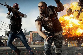 Bố nhà người ta: 60 tuổi vẫn lập team cùng con trai chơi game bắn súng