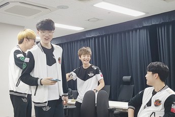 LMHT: Hóa ra đây sẽ là cảm giác khi bạn trở thành tuyển thủ của SKT T1, ngủ chung phòng với Faker