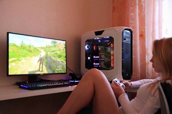 Choáng với đại gia mua máy tính 200 triệu về rồi cho bạn gái xinh đẹp ngồi chơi game