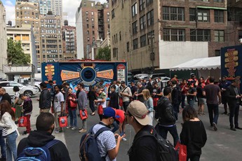 Không tin nổi 2017 rồi vẫn còn hàng trăm người xếp hàng mua máy SNES "cổ lỗ" như thế này đây