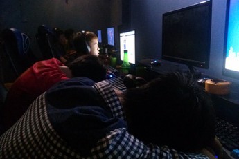 Trời se lạnh quấn chăn chơi game là nhất, nhưng đừng quên làm những điều này để bảo vệ sức khỏe