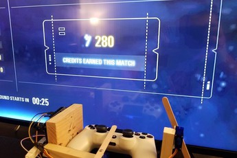 Xuất hiện cách phản đối game hút máu vô tiền khoáng hậu: Buộc chun vào tay cầm để AFK phá game
