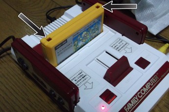 Đã bao giờ bạn thắc mắc công dụng của hai chiếc lỗ “bí mật” trên cuộn băng điện tử bốn nút chưa?