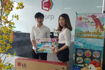 Hàng chục game thủ rinh gọn smart tivi, laptop và smartphone giá trị cao