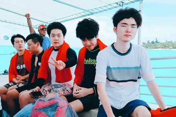 Trong lúc KT và Samsung Galaxy "đánh nhau vỡ mặt" vì tấm vé thứ 3 đi CKTG, Kkoma dẫn học trò của mình đến Mỹ du lịch thảnh thơi