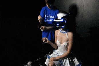 Chỉ vì chơi thử game thực tế ảo, cô gái này đã ngã "sấp mặt" và gãy cả răng cửa