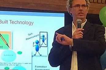 Giáo sư vô tình chiếu phim người lớn trước 500 sinh viên