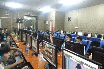 Con trai 13 tuổi trốn học đi chơi quán net, bà mẹ cầm hẳn búa sắt ra đập còn cắn luôn cả cảnh sát