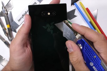 Thử 'tra tấn' Razer Phone 2 - Mỗi vết cứa lại thấy nhói đau trong lòng