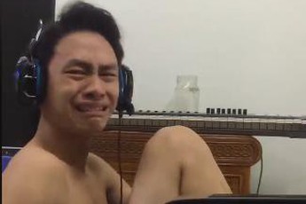 Chàng trai game thủ LMHT khóc như mưa khi không thể ‘gánh team” vì đồng đội quá feed