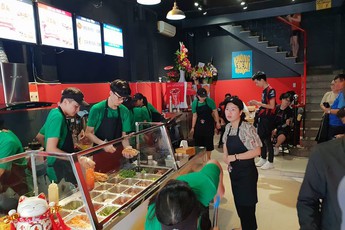 Pewpew tiết lộ doanh thu cao vượt kỳ vọng của quán bánh mì sau ngày đầu mở cửa