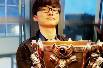 Nhìn Faker sánh vai cùng toàn "hàng tuyển", cộng đồng LMHT đòi trao luôn chức vô địch thế giới 2019 cho SKT