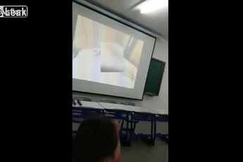 Truyền thuyết là có thật: Giảng viên chiếu 'phim nóng' cho lớp đầy nữ sinh xem