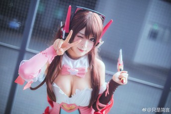 Ngộp thở với vòng một gợi cảm trong bộ ảnh cosplay D.va của Overwatch