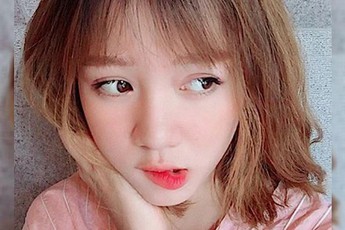 “Mềm nhũn” với phong cách live stream game cực… 18+ của cô nàng Mèo Sao Hỏa