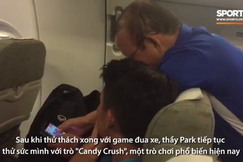 Bùi Tiến Dũng chơi game cùng HLV Park Hang-seo trên máy bay tới Philippines