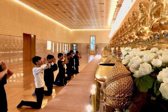 Team Liên Quân Mobile số 3 Việt Nam đi chùa cầu may trước khi thi đấu
