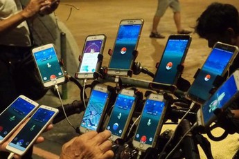 Đam mê Pokemon Go quá độ, cụ ông 70 tuổi "đầu tư" hẳn 11 chiếc smartphone để thỏa mãn cơn ghiền