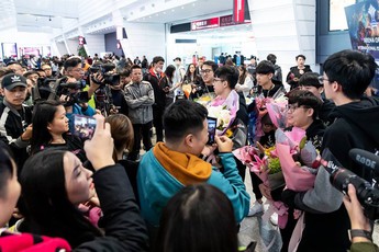 Biển người chào đón các tuyển thủ Liên Quân Mobile vô địch AIC về nước