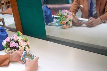 Hài hước chàng game thủ đi chụp ảnh cưới vẫn không quên đăng nhập chiến liên server