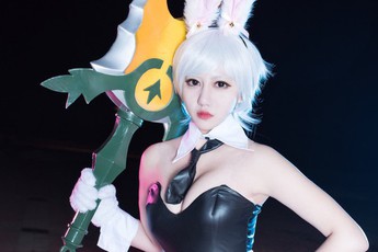 Nóng mắt với cosplay Riven Thỏ Ngọc cực gợi cảm trong Liên Minh Huyền Thoại