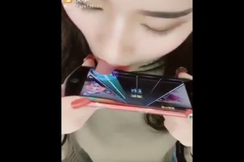 Nữ game thủ sở hữu chiếc lưỡi dẻo nhất trên đời, chiến game siêu khéo léo