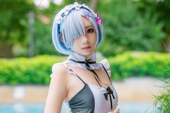 Cosplay nàng hầu Rem cực gợi cảm trong trang phục áo tắm