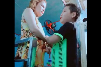 Chú nhóc đập vỡ iPad của mẹ rồi đem giấu vì chơi game thua, quá tức giận