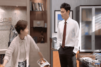 Có thể bạn chưa biết: Chẳng hiểu vì sao mà người Hàn toàn thích dùng đồ ăn để đánh người trên phim ảnh