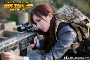 Sững sờ trước thần thái của cô nàng cosplay PUBG Mobile trong bộ đồng phục "nữ sinh"