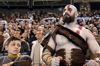 Tranh thủ game chưa ra mắt, cha con nhà Kratos rủ nhau đi xem derby thành Rome