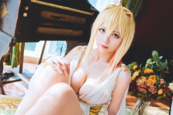 Cosplay Saber "ngực khủng" khiến fan hâm mộ không khỏi nóng mắt