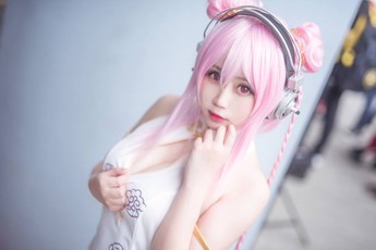 Chảy máu mũi với cosplay Super Sonico cực gợi cảm ngoài đời thực