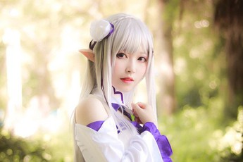 Cùng ngắm cosplay nàng công chúa tóc trắng Emilia cực dễ thương trong Re:Zero