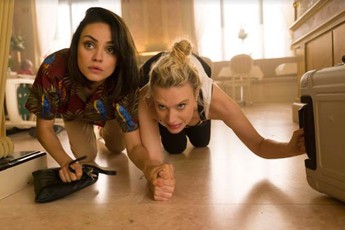 Thiên thần Mila Kunis bị trai đẹp "đá" trong trailer chính thức phim "Bạn trai cũ tôi là điệp viên"