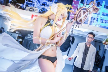 Lại nóng mắt với cosplay HMS Glorious trong Azur Lane