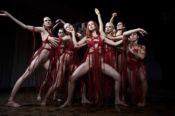 Phim kinh dị 18+ "Suspiria" với sự tham gia của mỹ nhân sexy "50 sắc thái" tung trailer đầy ma mị khiến khán giả sởn tóc gáy