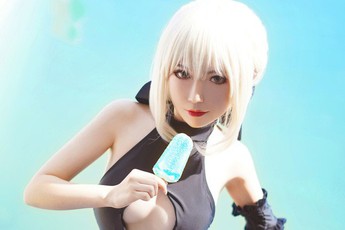 Cosplay Saber "ăn kem" cực gợi cảm bên bể bơi
