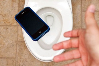 Hai anh em tại Trung Quốc chết vì cố lấy điện thoại bị rơi xuống dưới hầm chứa phân