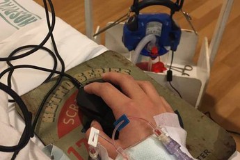 LMHT: Thán phục game thủ vừa phẫu thuật xong vẫn tham gia giải đấu ngay trên giường bệnh, lại còn vô địch mới ghê