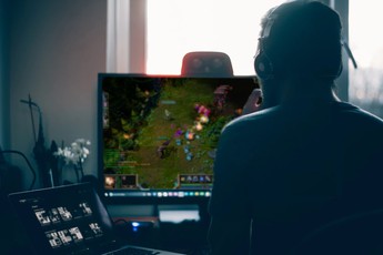 Một ngày, game thủ eSports chuyên nghiệp phải luyện tập bao nhiêu tiếng?