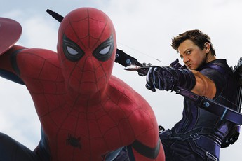 Để ủng hộ "người anh em", Spider-Man đã dùng mũi tên... cắm vào người kẻ thủ ác để minh chứng Hawkeye là thiện xạ đỉnh cao