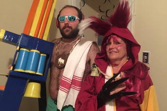 LMHT: Quá mê game, game thủ rủ cả mẹ cosplay Graves và Xayah