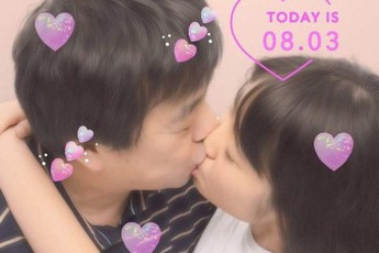 Cô gái 17 tuổi khoe nụ hôn và nhẫn cưới bên người yêu U60, gia đình đã đồng ý và vun vén chuyện sớm yên bề gia thất