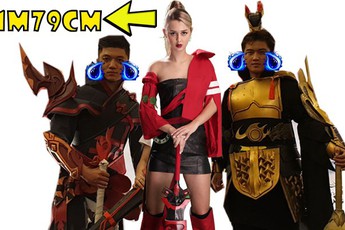 Đứng đến… nách cô nàng người mẫu Tây, đây có lẽ là lần cosplay "đáng quên" nhất của 2 thanh niên Việt