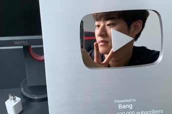 LMHT: Vừa chuyển nghề phóng viên, 'Ông Bang Vlog' đã hào hứng khoe Nút bạc vinh danh từ Youtube