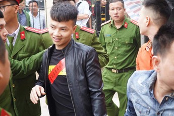 Khá Bảnh cười tươi vẫy tay chào mọi người khi vừa bước xuống xe thùng đến phiên xét xử