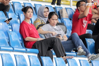 Maria Ozawa đi xem SEA Games, cổ vũ trận U22 Indonesia đấu U22 Thái Lan